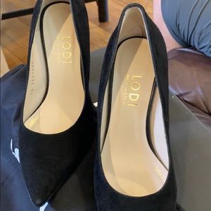 Lodi made in Spain sueded shoe with patent heel